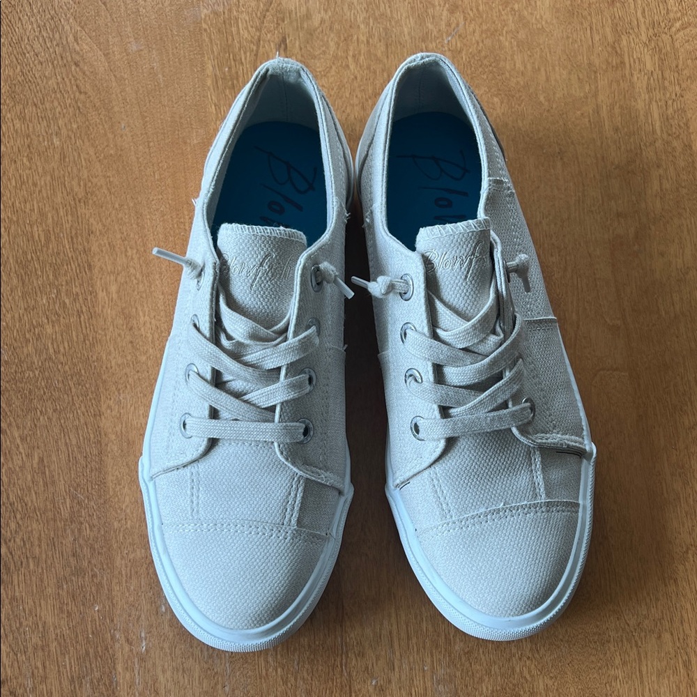 Blowfish Malibu Canvas Lace-Up Sneakers in Light Beige size 10